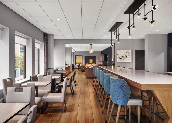 Hampton & Chicago-downtown 3*